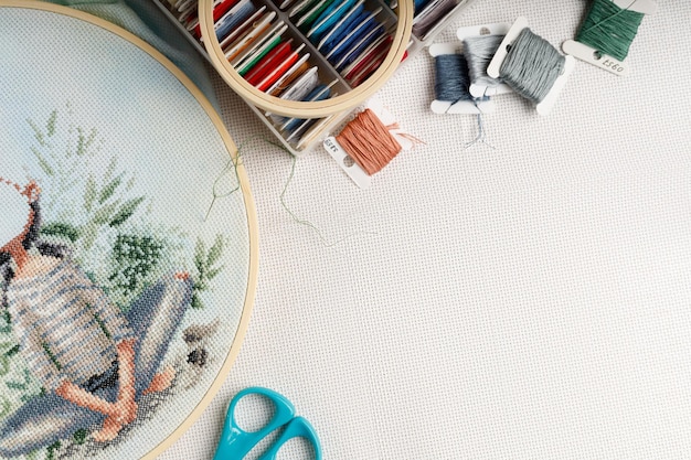 zestaw do haftu na drewnianym stole